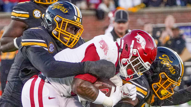 Razorbacks' Raheim "Rocket" Sanders running against Missouri in 2022